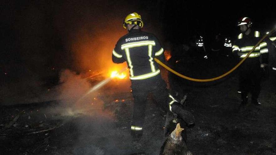 Una dotación de bomberos ataca un fuego en Vilagarcía. // Noé Parga