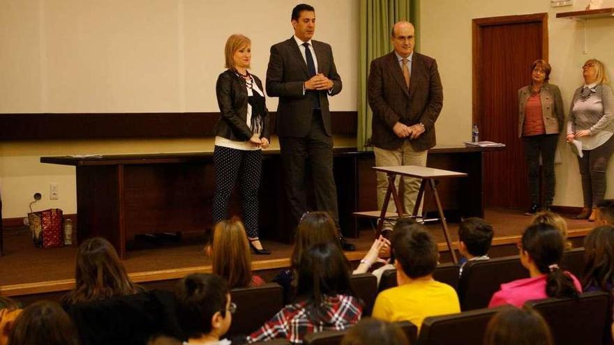 El delegado y la jefe de Servicio se dirige a los alumnos en la jornada sobre consumo.