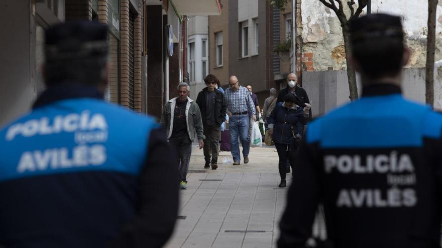 Denuncian a un hostelero de Avilés por abrir de noche y permitir fumar en el local