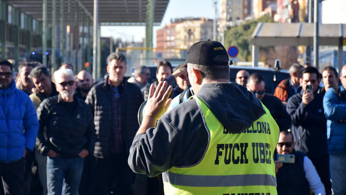 El portavoz de Élite Taxi, Tito Álvarez, en una asamblea de taxistas.