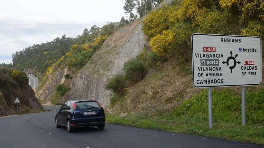 El vial de Baión se abrió al tráfico ayer después de seis meses cerrado por desprendimientos. // N. Parga