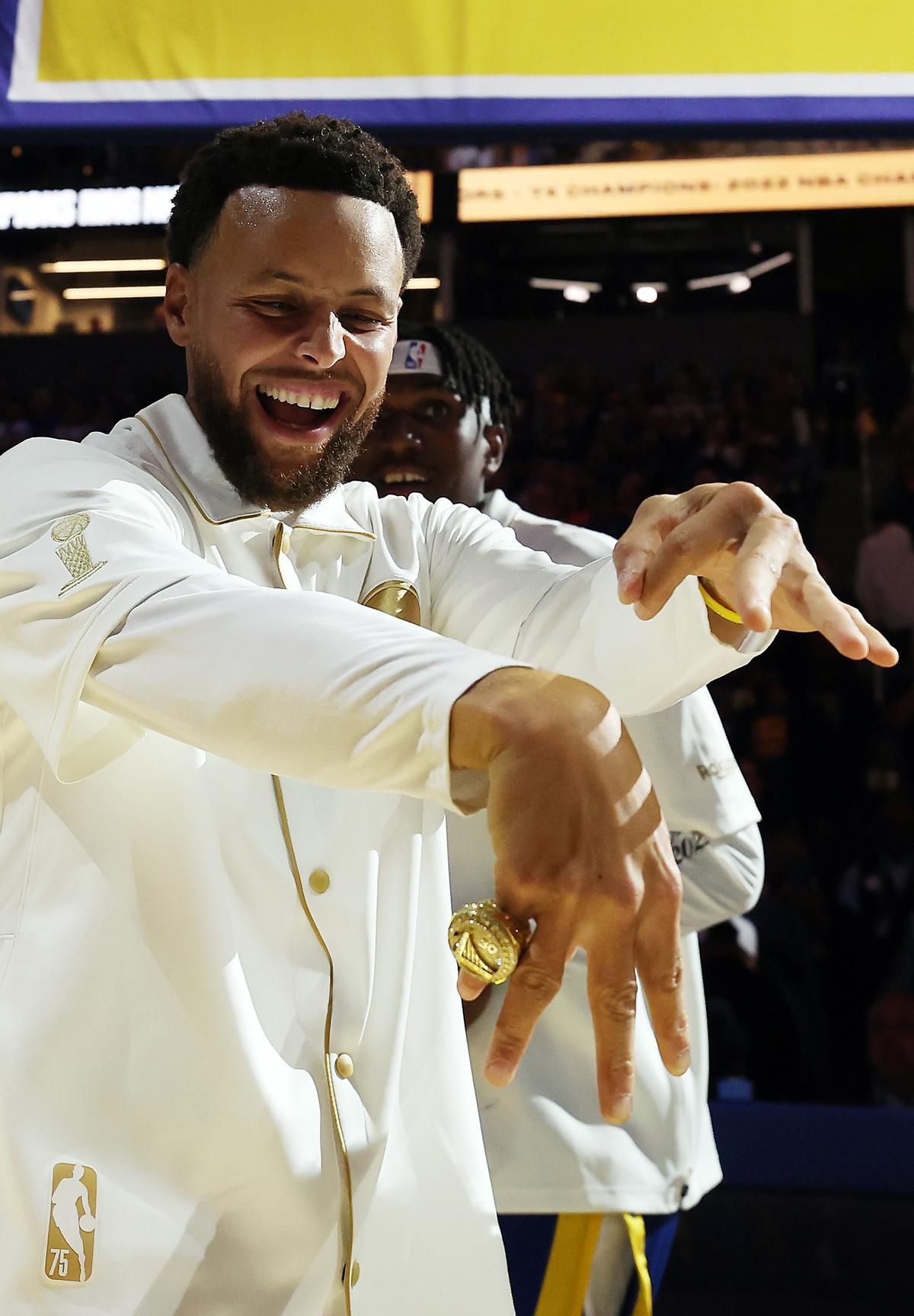 ¡Menuda fiesta! Así fue la ceremonia del anillo de campeón de la NBA a los Warriors