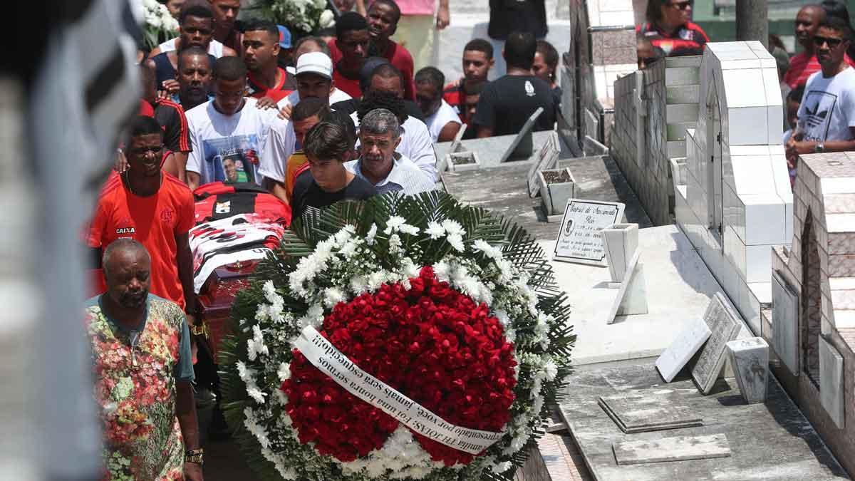 Comienzan a enterrar a los futbolistas muertos en el incendio de las instalaciones del Flamengo.