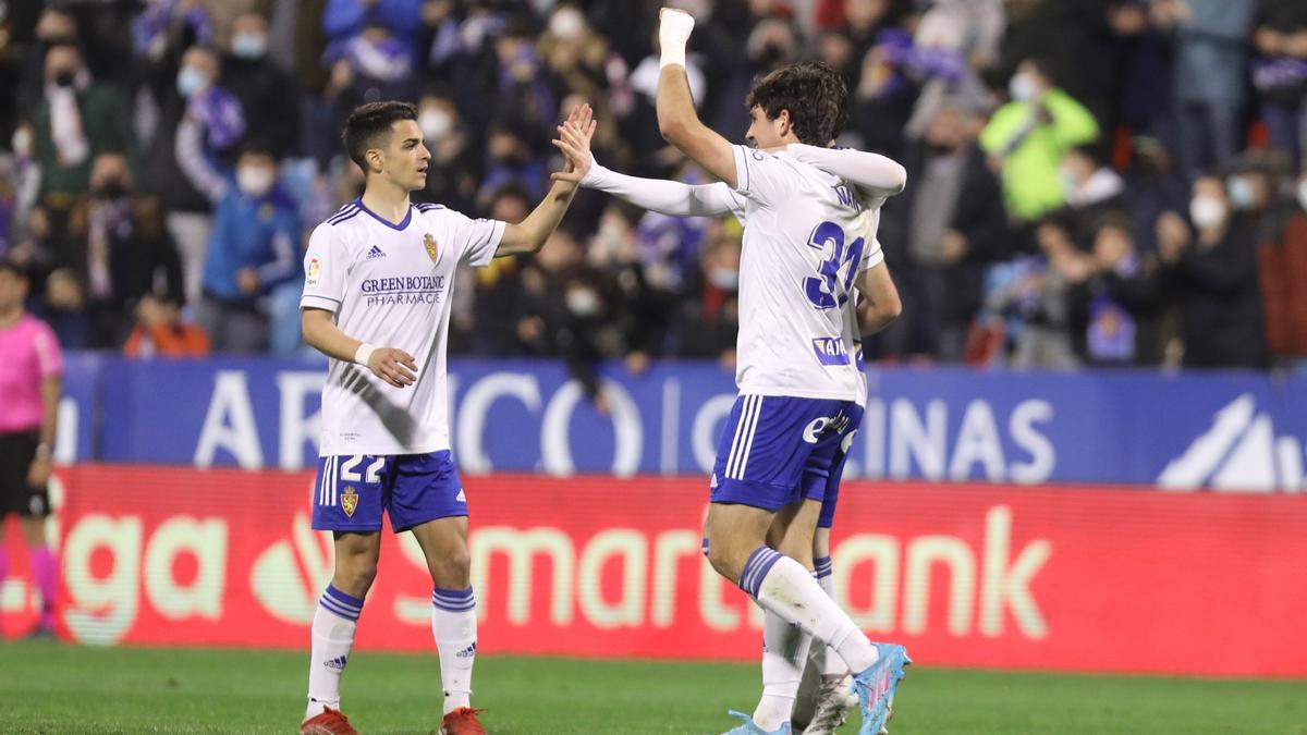 Bermejo acude a felicitar a Azón tras su gol ante el Fuenlabrada.
