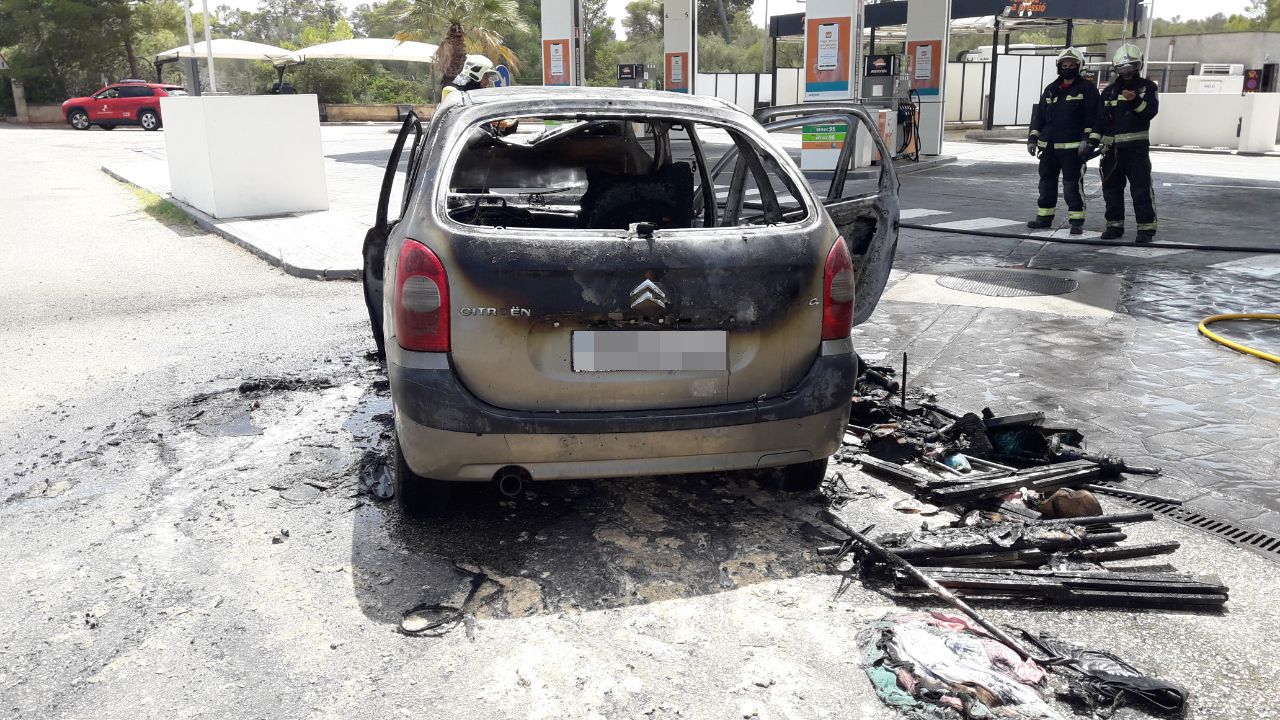 Pánico al incendiarse un coche en una gasolinera de Llucmajor