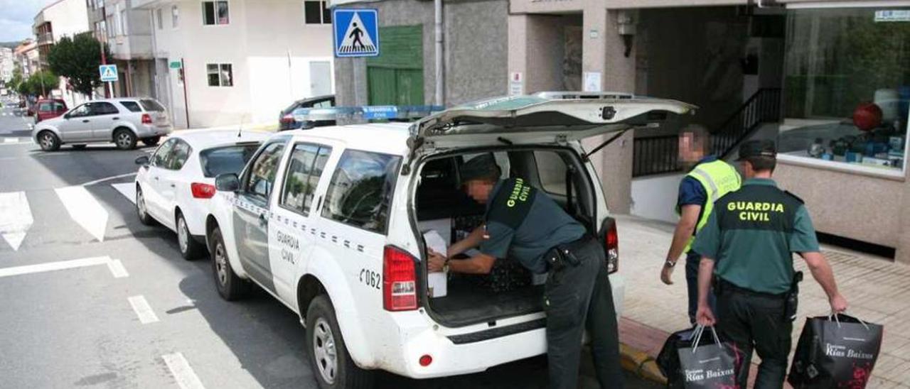 Registro de la Guardia Civil a las oficinas de Prosem, en Lalín. // Bernabé/Luismy