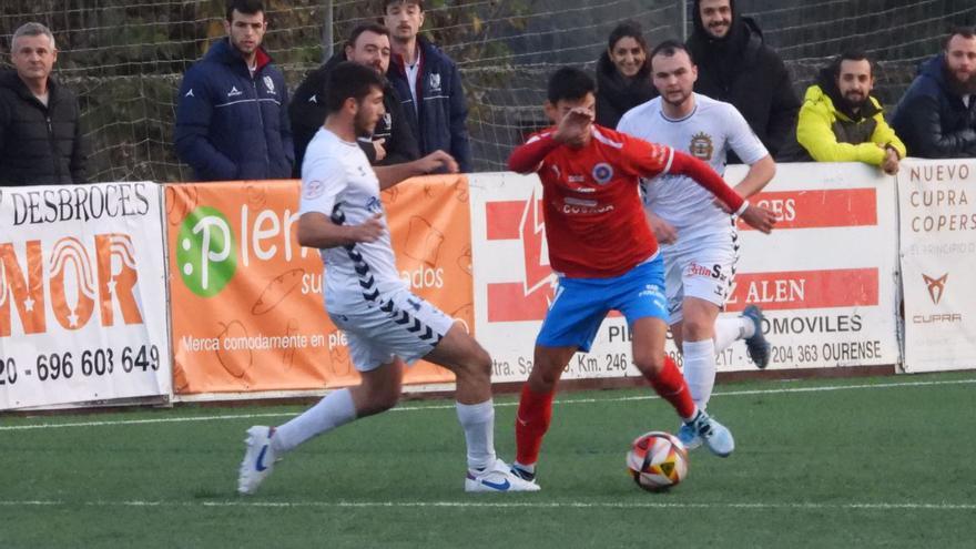 En el Municipal de Oira, en el partido de ida, la UD Ourense y la Sarriana también acabaron 2-1. |  // F,CASANOVA