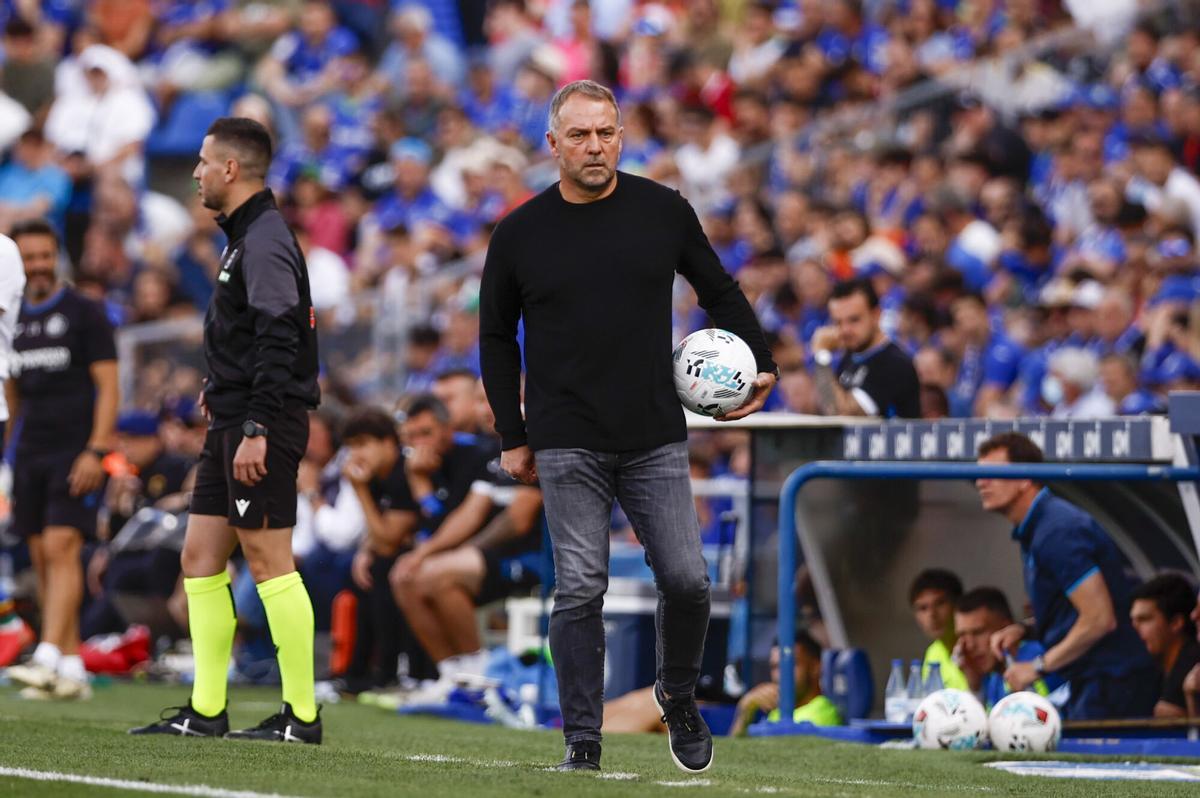 GETAFE (MADRID), 25/04/2026.- El entrenador del FC Barcelona, Hansi Flick, durante el partido de LaLiga entre Getafe CF y FC Barcelona celebrado este sábado en el estadio Coliseum de Getafe (Madrid). EFE/ Daniel González