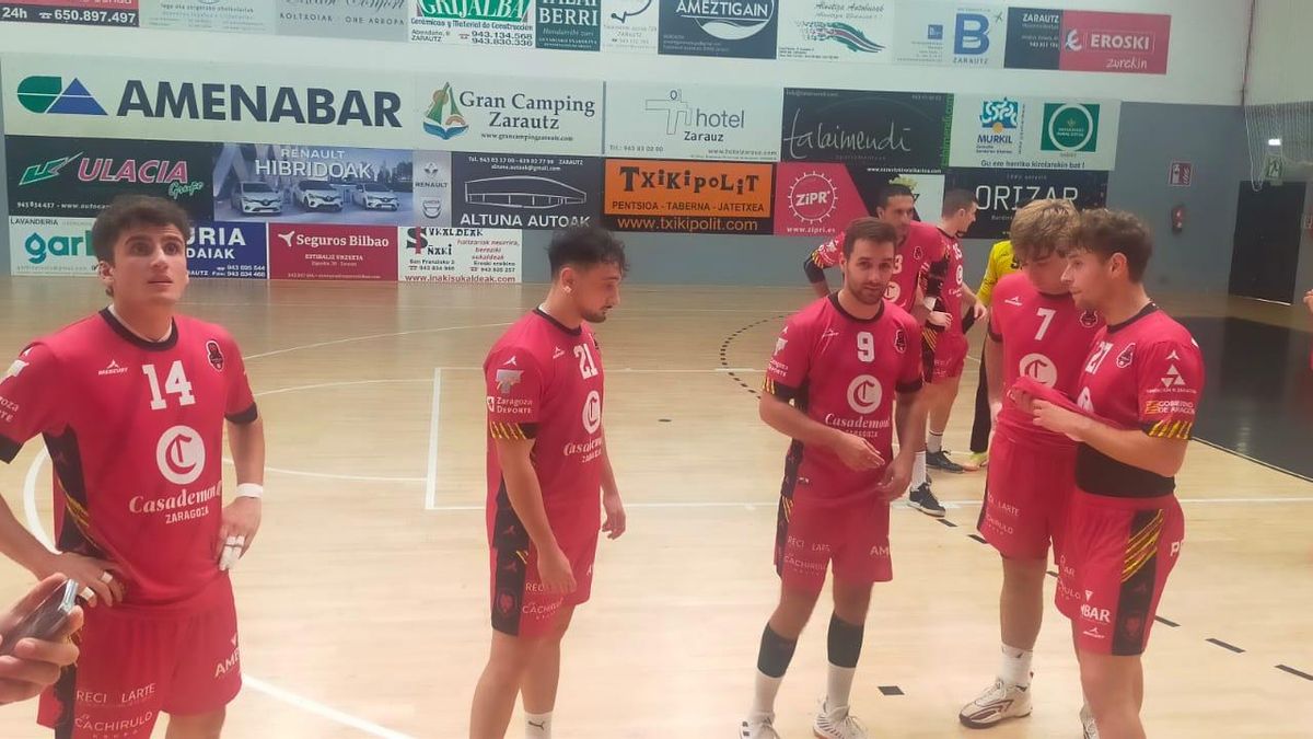 Los jugadores del Casademont Zaragoza, en la pista del Zarautz.