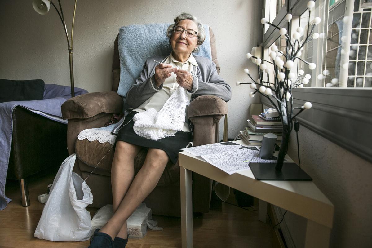 Esther Vilar, haciendo ganchillo en su casa.