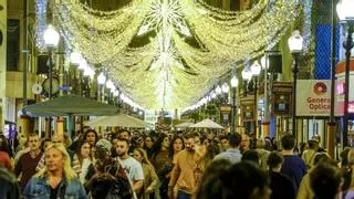 Triana se viste de luces para acoger las primeras compras navideñas