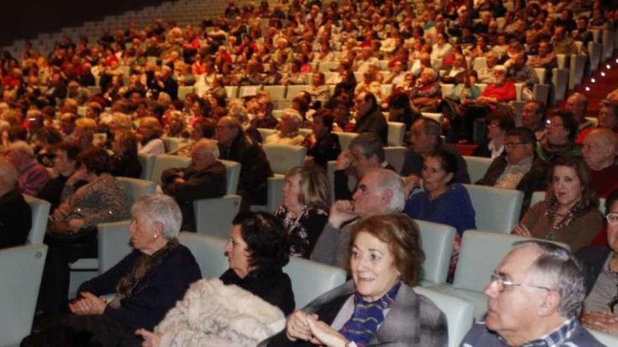 El público casi llenó el patio de butacas del auditorio Mar de Vigo. // Jose Lores