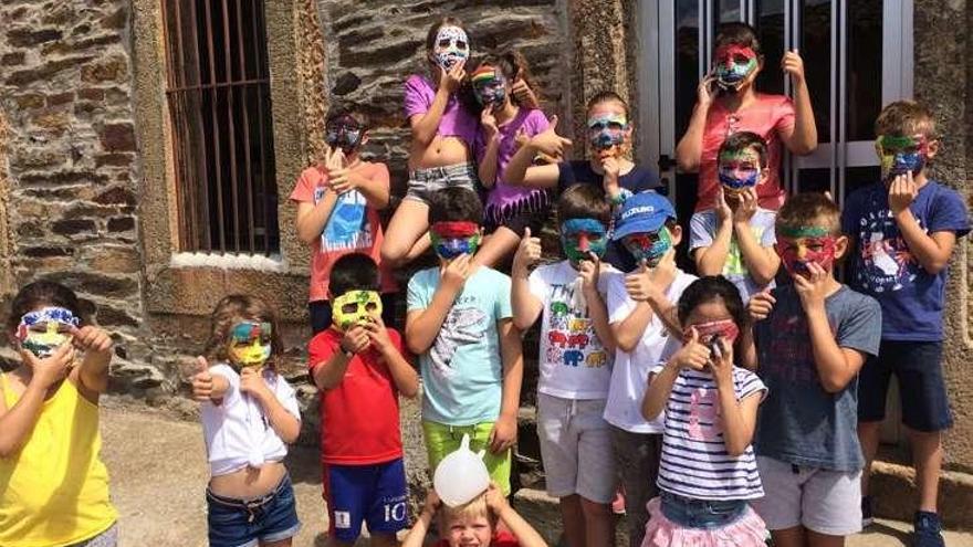 Los más pequeños participan en los talleres infantiles organizados en Trabazos dentro de los actos del Verano Cultural.