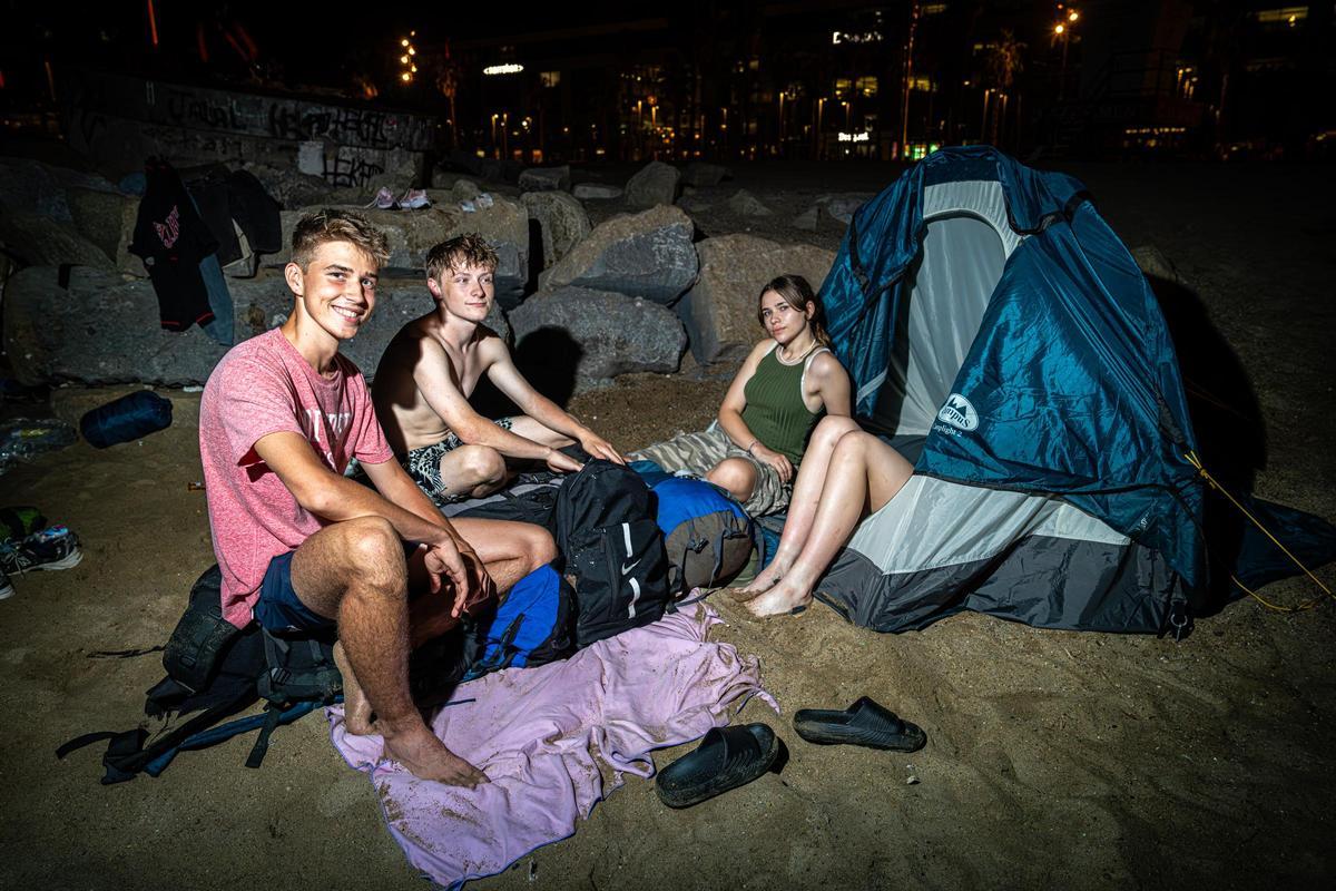 Refugio nocturno: Barcelona se refresca y descansa en sus playas durante las noches calurosas