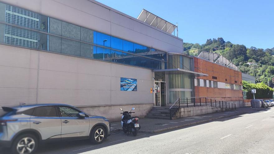 La piscina climatizada de Mieres mejora su eficiencia, aguardando los vasos de verano