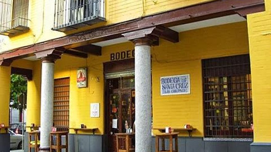 El barrio de Santa Cruz debate entre tradición y normativa: los azulejos centenarios se mantienen, pero persisten tensiones