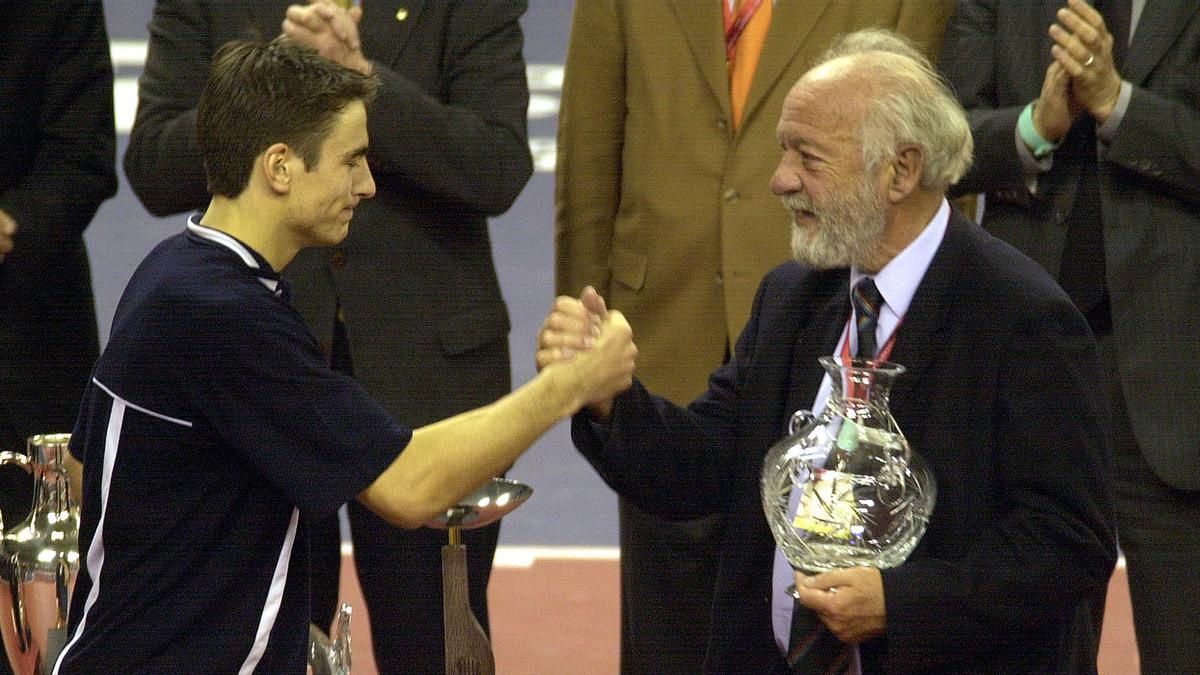 Josep Ferrer Peris felicita a Tommy Robredo