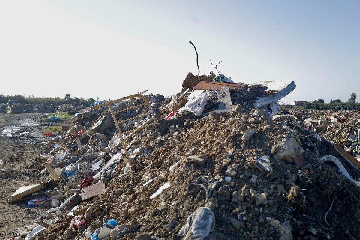 En el solar de esta pedanía de València se acumulan toneladas de basura.