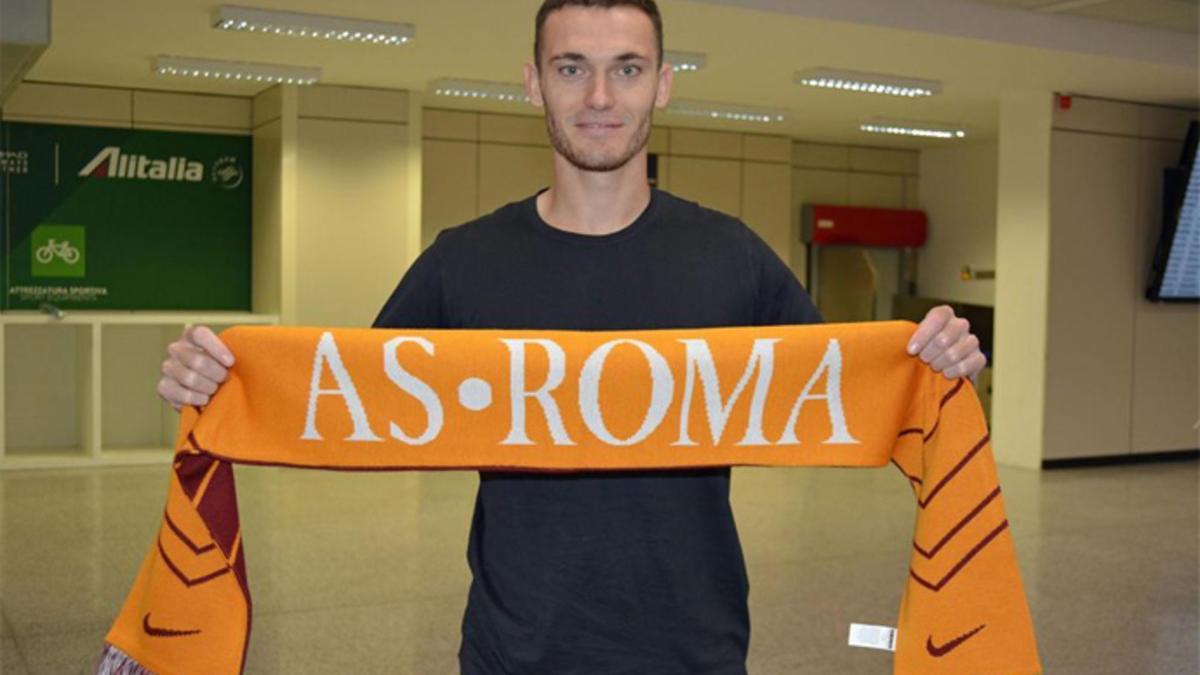 Vermaelen ya posa con la bufanda de la Roma