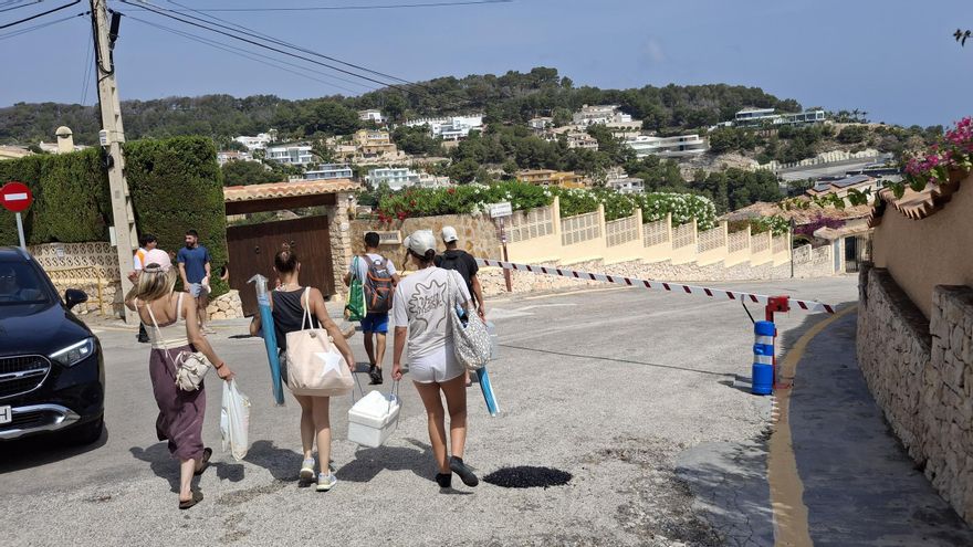 Xàbia pone controladores y baja la barrera en sus calas de la Granadella y la Barraca