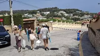 Xàbia pone controladores y baja la barrera en sus calas de la Granadella y la Barraca