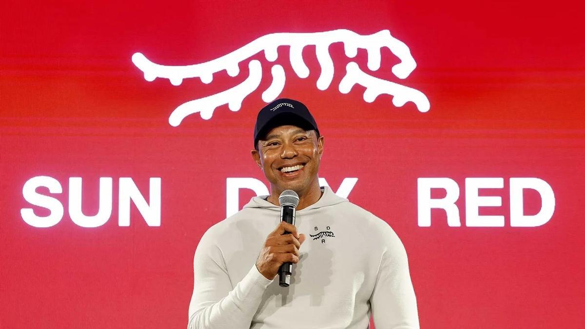 Woods presentó su nueva marca, con el rojo dominante