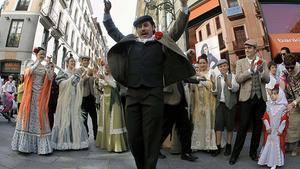 Chulapos y chulapas interpretaron algunos de los números musicales de ’La Revoltosa’, del maestro Chapí, en la calle Mayor de Madrid, en motivo de las fiestas de San Isidro.