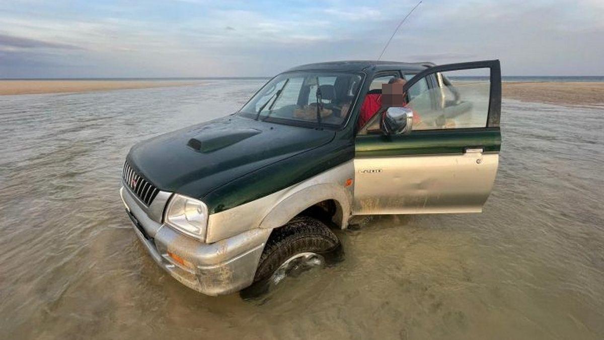 Se meten con un coche en una playa de Fuerteventura y se quedan atascados