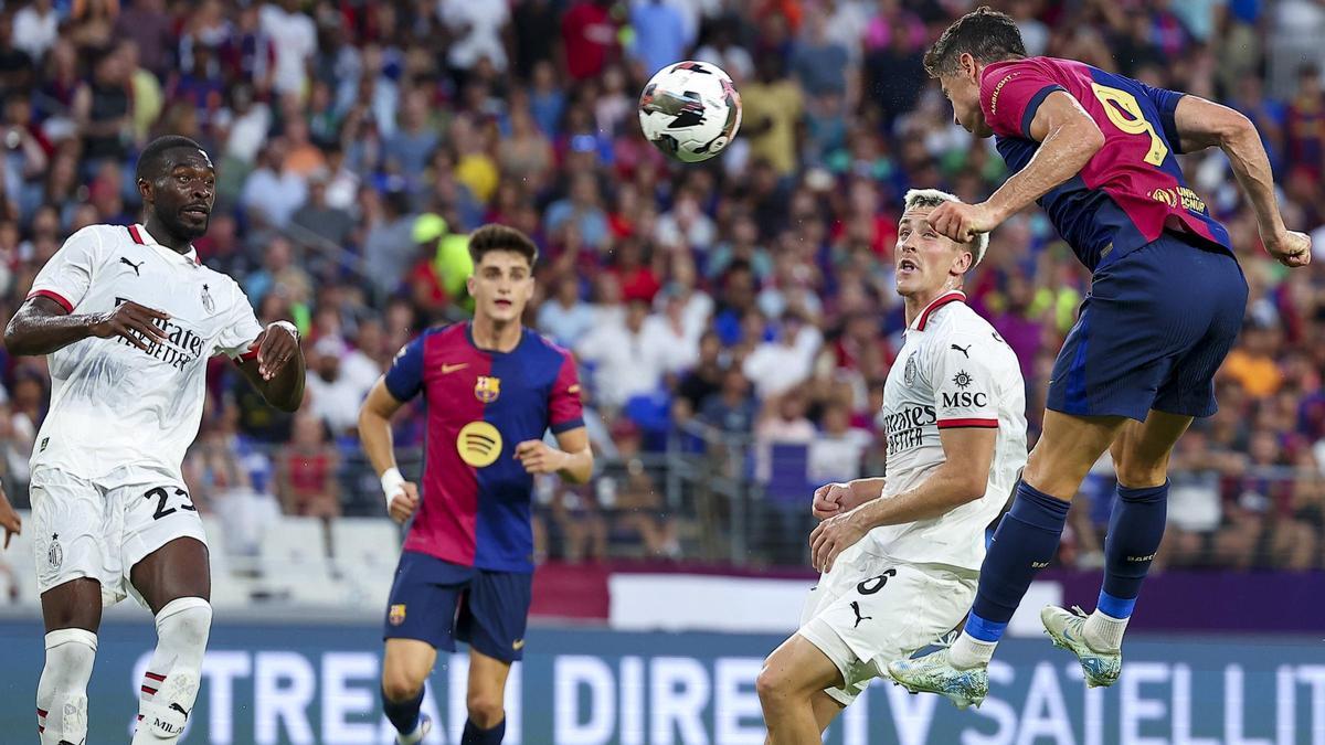 Lewandowski cabecea al marco del Miñan con Víctor siguiendo la jugada.