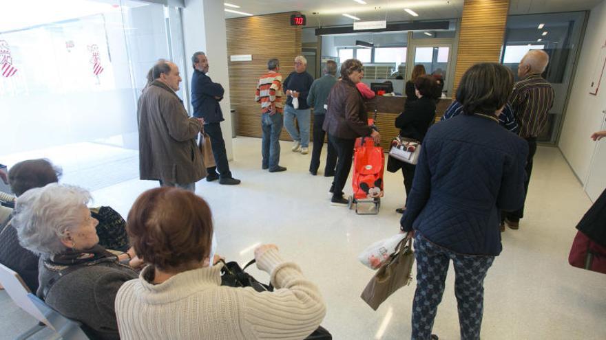 Mostrador de acceso en un centro de salud de Alicante, en una imagen de archivo.