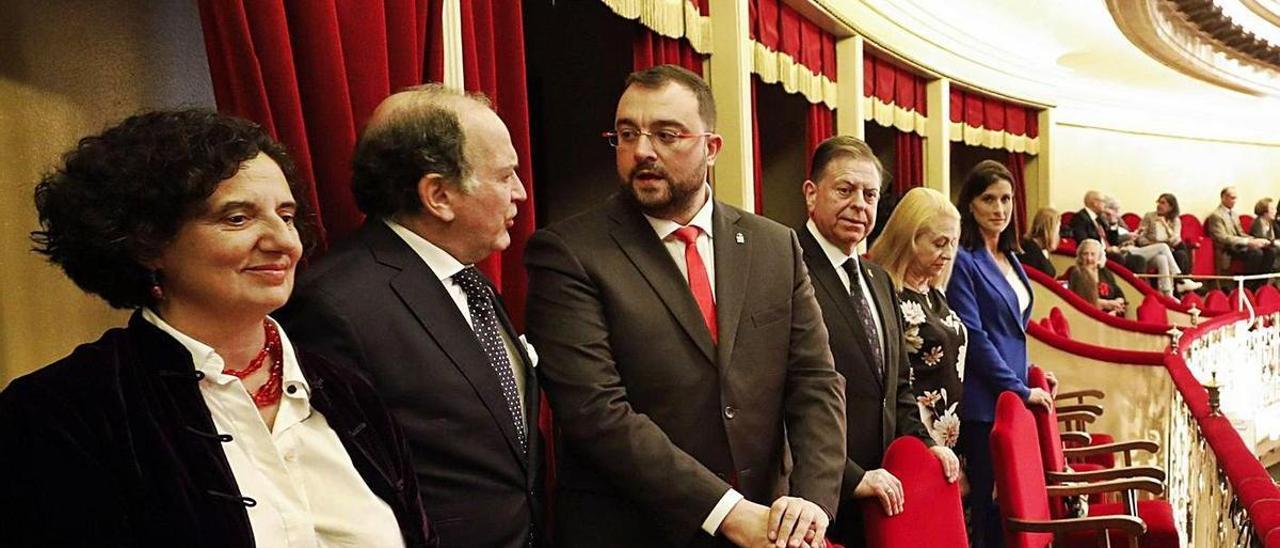 Por la izquierda: Berta Piñán, Juan Carlos Rodríguez-Ovejero (presidente de la Fundación Ópera de Oviedo), Adrián Barbón (presidente del Principado) y Alfredo Canteli (alcalde de Oviedo), en el estreno de la ópera “El ocaso de los dioses”, en la apertura de la temporada 2019/2020.