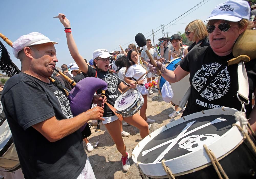 Litros y litros de vino tinto corrieron por las gargantas de los asistentes a la fiesta en Santa Trega