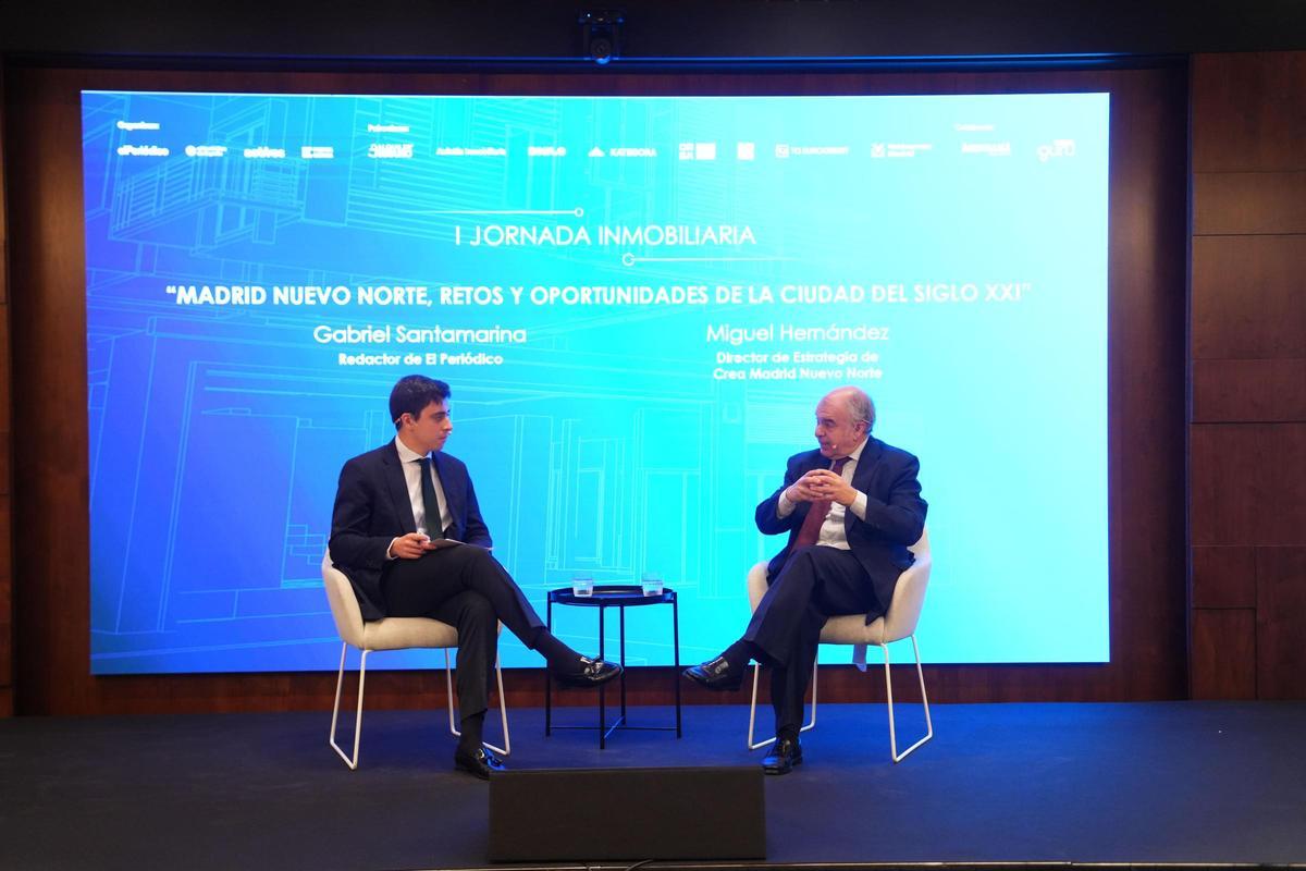 De izquierda a derecha: Gabriel Santamarina, periodista de Prensa Ibérica, y Miguel Hernández, director de Estrategia de Crea Madrid Nuevo Norte