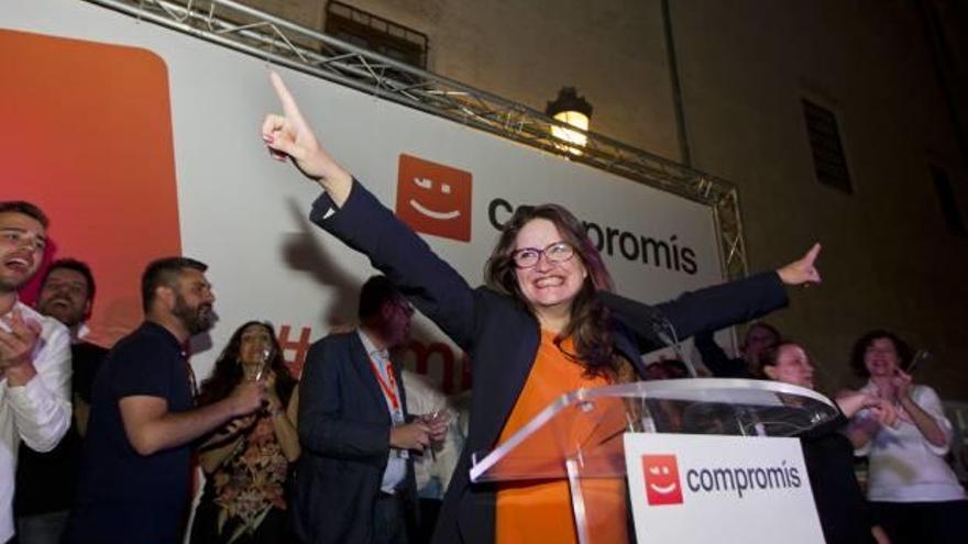 La vicepresidenta Oltra durante la noche electoral en la sede electoral de Compromís en la ciudad de València.