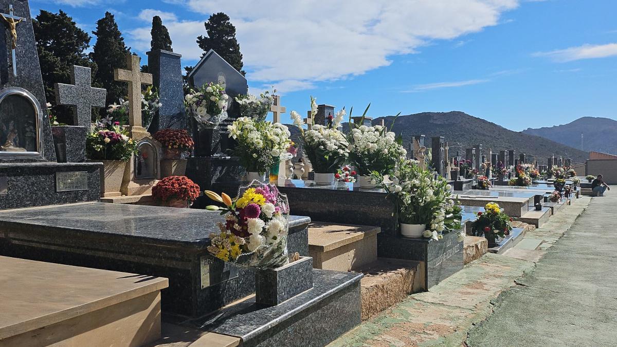 Lápidas en un cementerio municipal de Cartagena.
