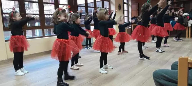 GALERÍA | Las alumnas de Sandra Iglesias bailan para los "abuelos" de la residencia Virgen del Canto de Toro