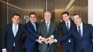 De izquierda a derecha: Xabier Sagredo, presidente de BBK; Mikel Jauregui, consejero de Industria; José Antonio Jainaga, presidente de Sidenor; Noël dAnjou, consejero de Hacienda, y Jon Urresti, presidente de Vital