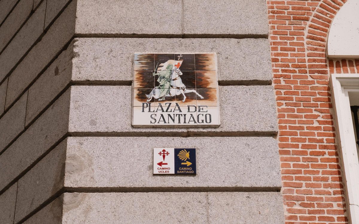 Los azulejos que indican en qué dirección parten los caminos de Santiago y de Uclés en la Plaza de Santiago de Madrid.