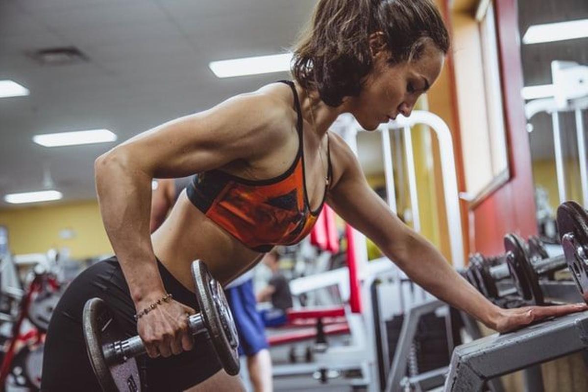 Mujer practicando ejercicio