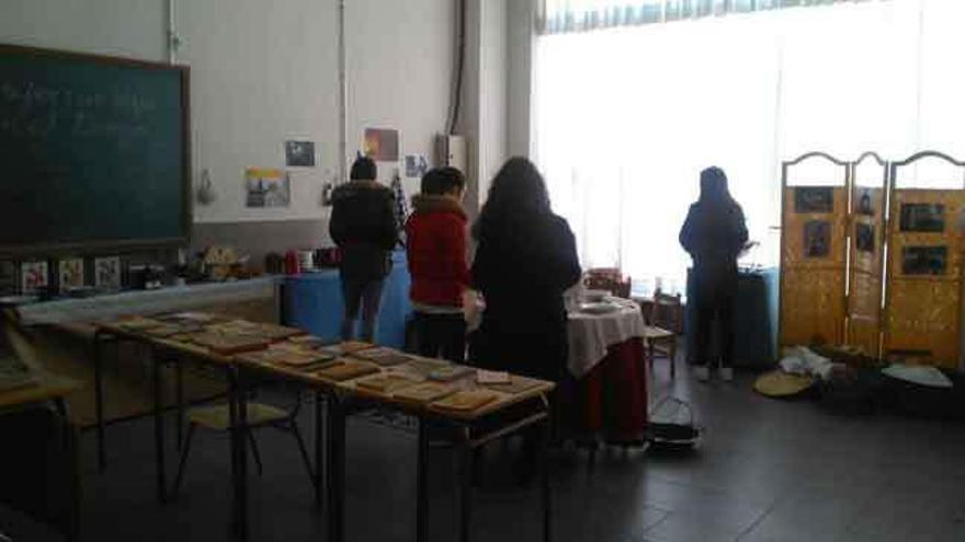 Alumnos admiran los fondos de la exposición &quot;La mujer: un viaje en el tiempo&quot;.