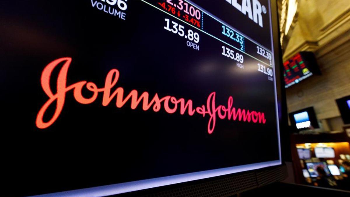 El logo de Johnson &amp; Johnson, en la bolsa.