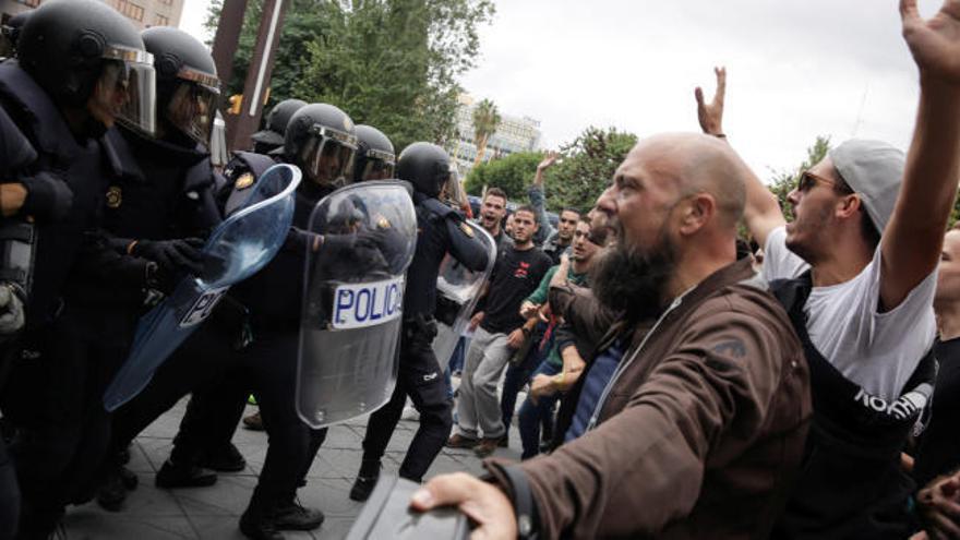 Altercados y cargas policiales en los centros de Votación del 1-O en Barcelona
