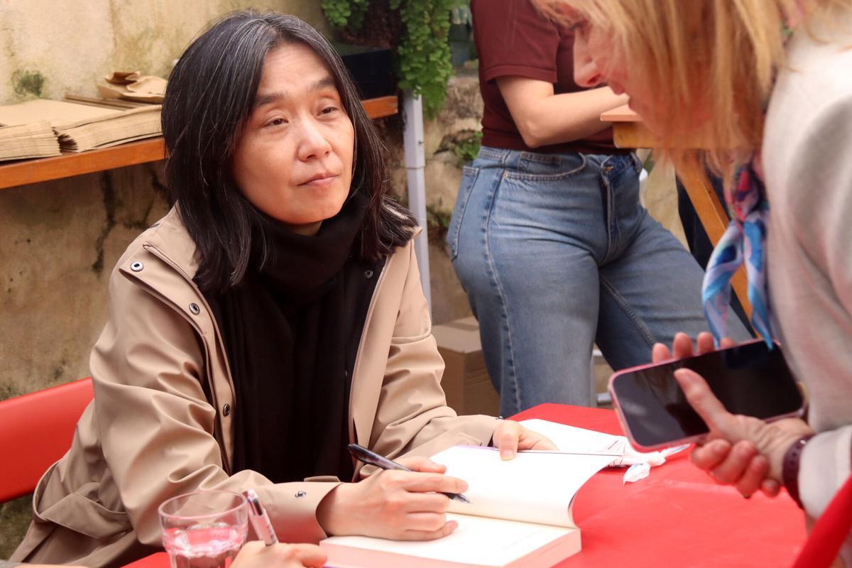 La premio Nobel Han Kang en Sant Jordi en Barcelona.