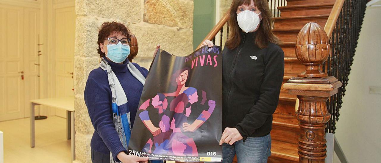 Chus Vázquez y Malena de Jesús, la directora del CIMM, con un cartel del 25-N.   | // IÑAKI OSORIO