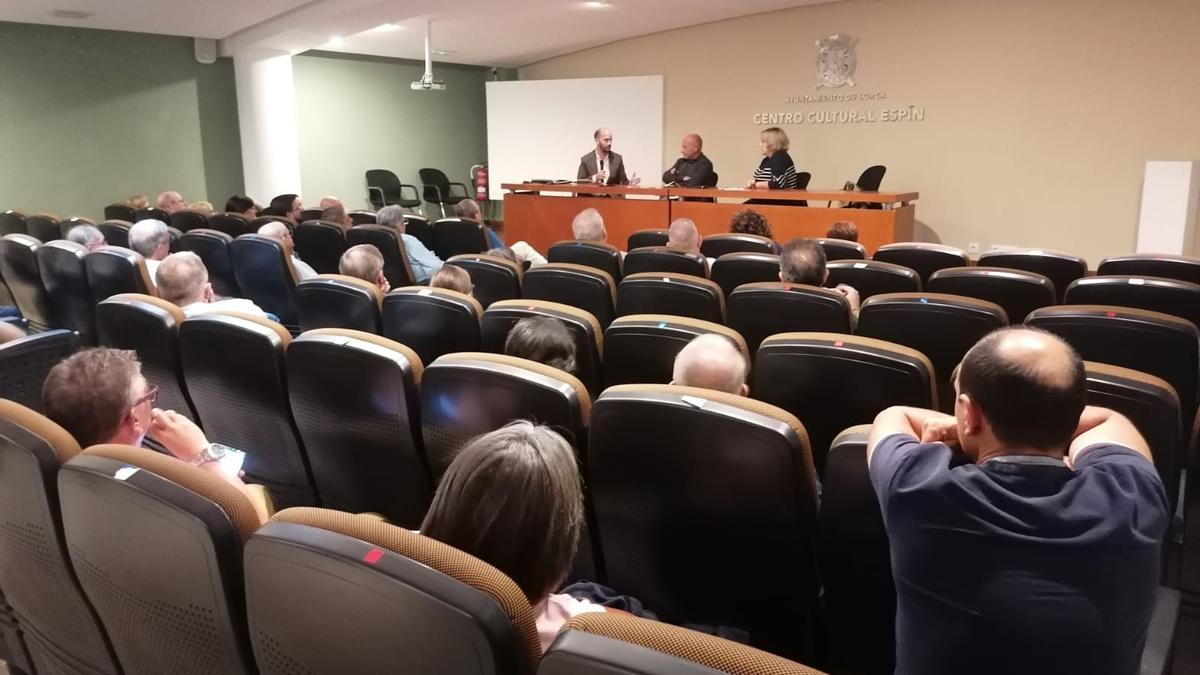 El edil socialista de Sanidad, José Ángel Ponce, y los de Izquierda Unida-Verdes, Pedro Sosa y Gloria Martín, durante la reunión.