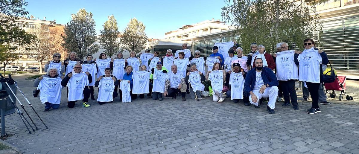 Els caminadors del barri de la Sagrada Família amb les samarretes que els van donar