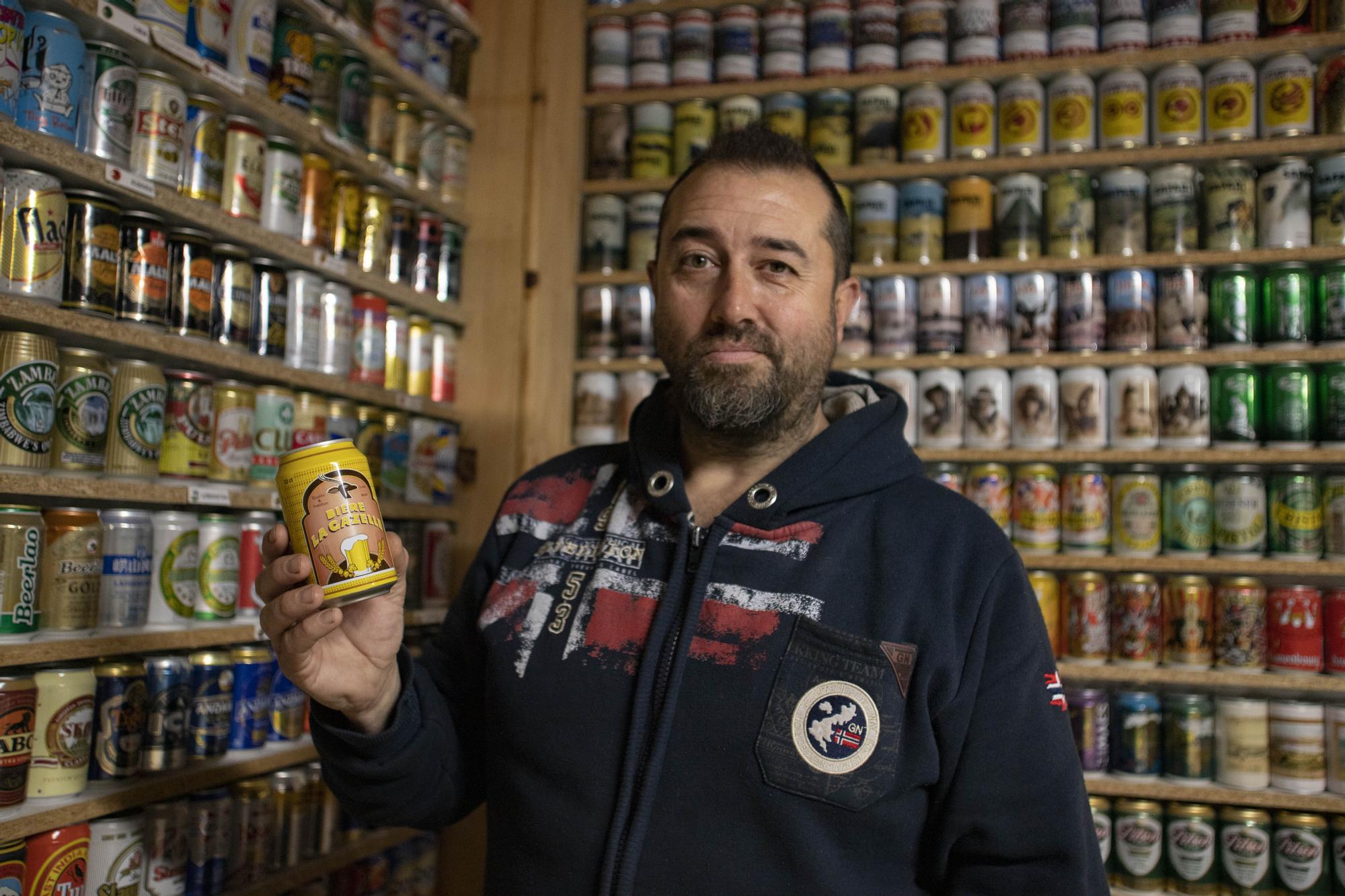 David Fortea atesora en Quesa la mayor colección de latas de cerveza de España