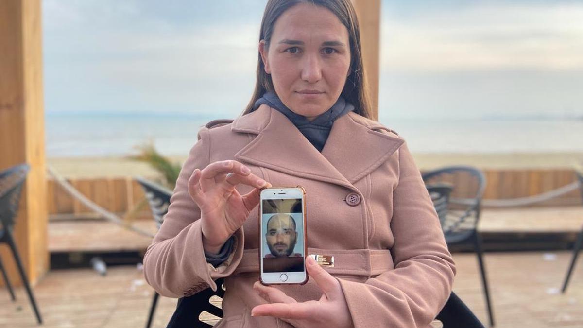ajlinda, hermana del joven albanés muerto en el Hospital del Mar en extrañas circunstancias, muestra en Tirana una foto de su hermano en el móvil.