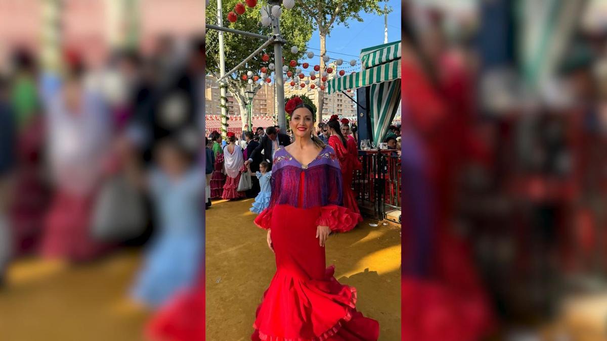 Nagore Robles disfruta de la Feria de Abril vestida de Flamenca