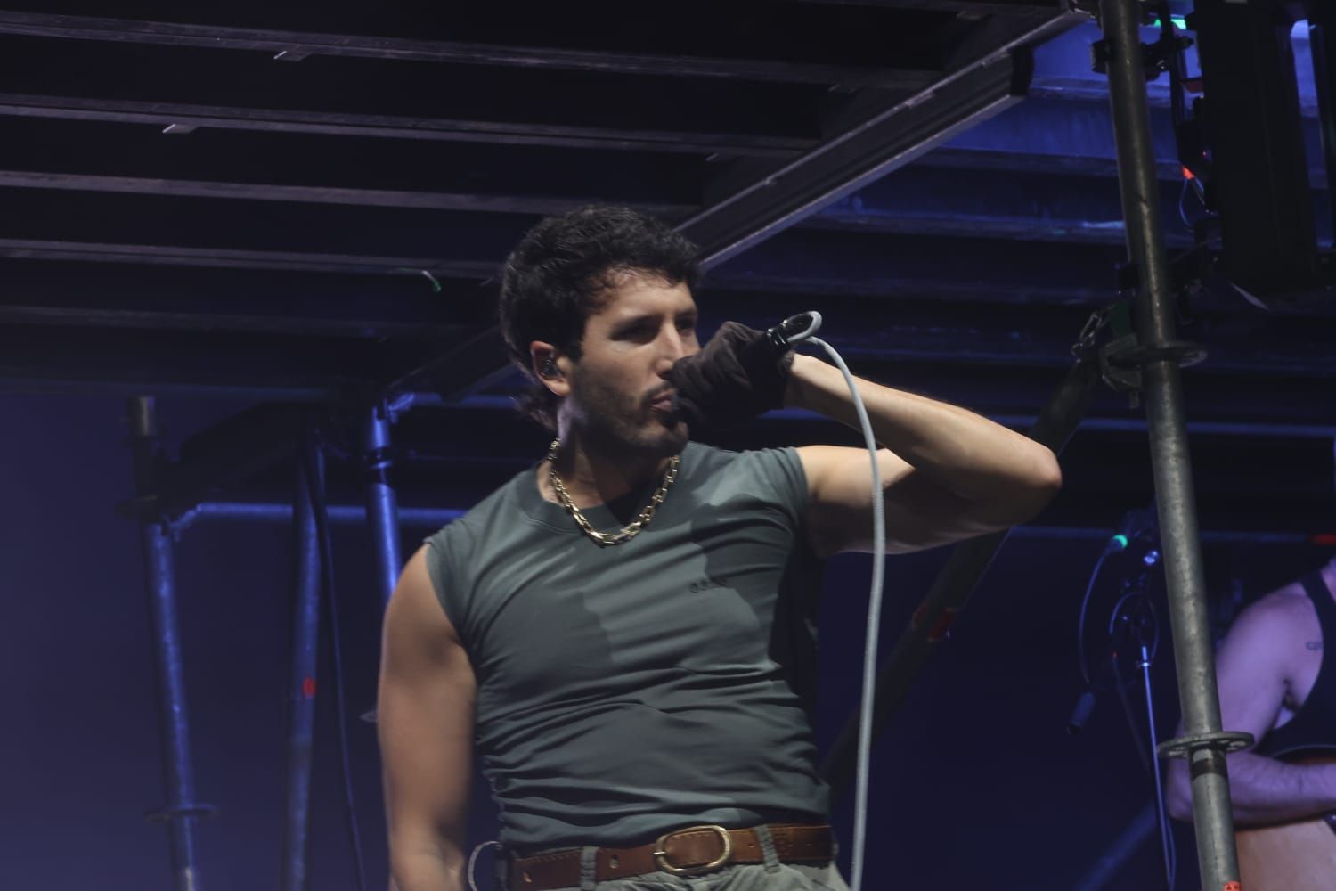 Sebastián Yatra se funde con el público y sus 'Tacones Rojos' pone en pie al Roig Arena